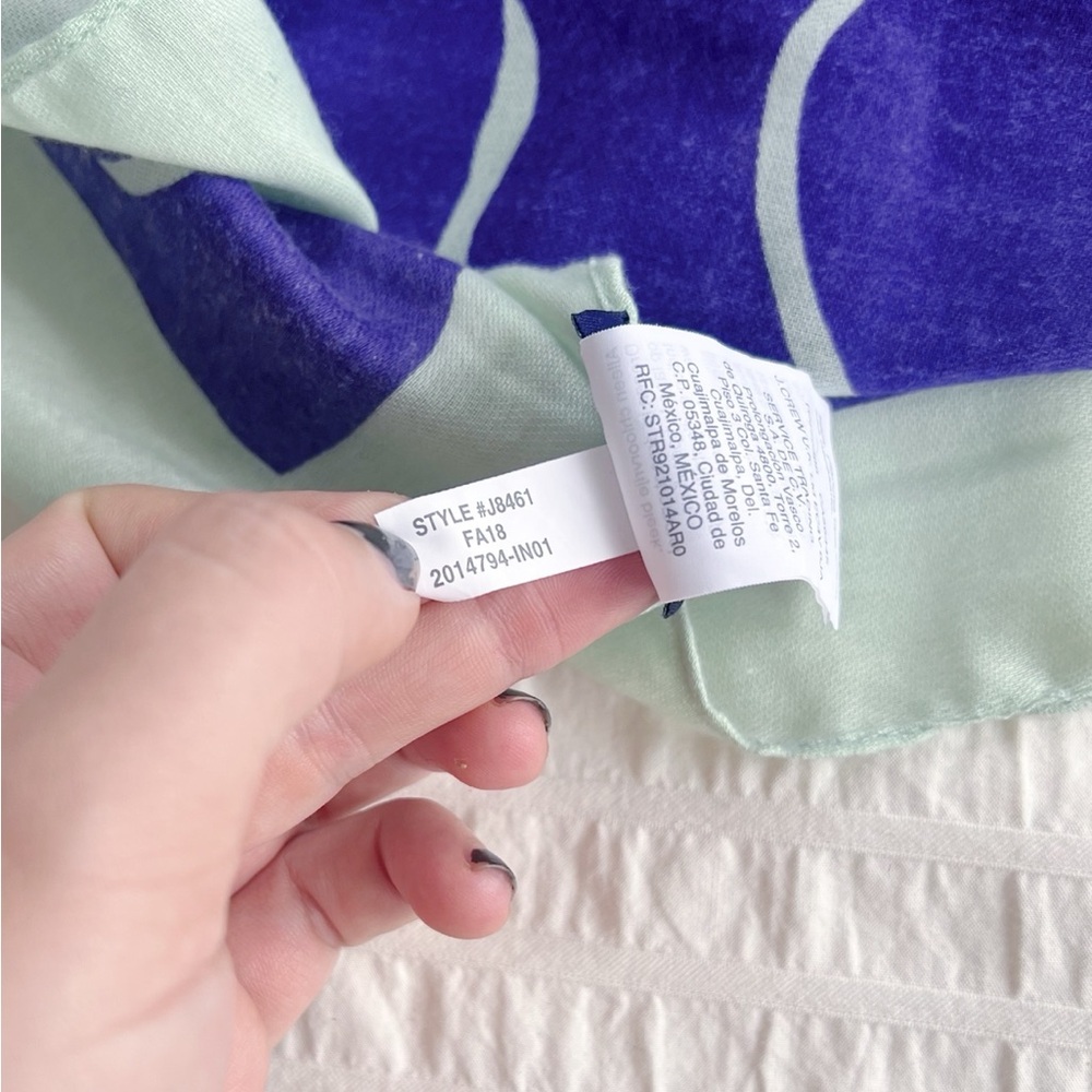 J Crew • Manhattan scarf wrap NYC New York City landmarks souvenir travel map - Picture 6 of 10
